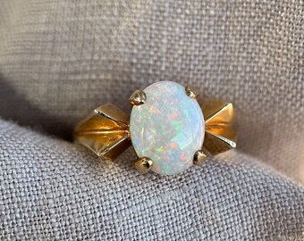 Vintage Opal Gemstone Ring in 14k Gold, Vintage Jewelry from the 1970s - Timeless, Sustainable, @JewelryOnRepeat