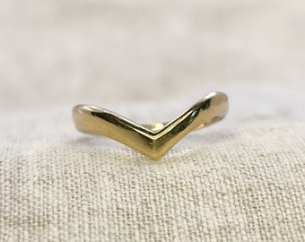 Vintage Chevron Band in 14k Gold, Vintage Jewelry from the 1970s - Timeless, Sustainable, @JewelryOnRepeat