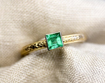 Vintage Emerald Floral Filigree Gemstone Ring in 14k Gold, Antique Jewelry from the 1960s - Timeless, Sustainable, @JewelryOnRepeat