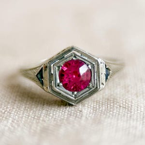 1930年代のアールデコ調ルビーエンゲージリング、18Kホワイトゴールドフィリグリーデザイン、一点もののジュエリー