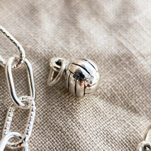 &quot;Volleyball Anhänger aus massivem Sterling Silber, &quot;&quot;Ball Game Sport&quot;&quot; thematisch feiner Schmuck Charms - Zeitlos, Nachhaltig, @JewelryOnRepeat.&quot;