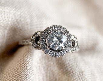 Vintage diamanten verlovingsring, rond geslepen, 14 kt witgoud, sierlijke halo bruidsring jaren 2000