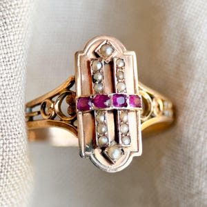 Vintage Art Deco Ruby and Pearl Ring in 18k Rose Gold, Antique Jewelry from the 1880s - Timeless, Sustainable, @JewelryOnRepeat