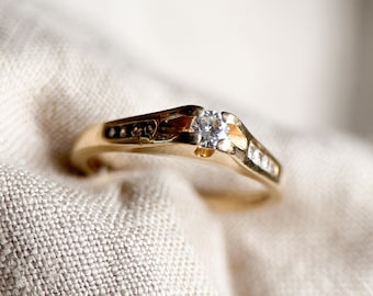 Canal de anillo de compromiso de diamantes vintage engastado en oro de 14 k, joyería retro de la década de 1990: atemporal, sostenible, @JewelryOnRepeat