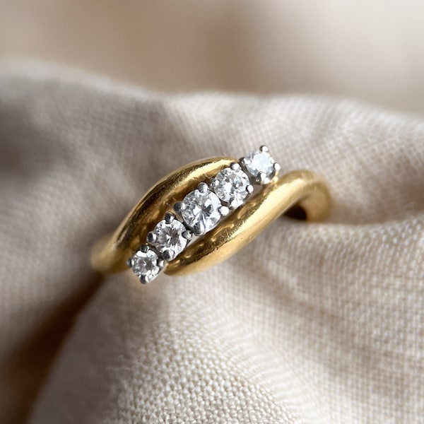 Vintage Diamond Five Stone Ring in 18k Gold, Retro Jewelry from the 1990s - Timeless, Sustainable, @JewelryOnRepeat