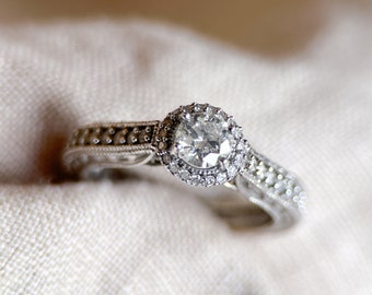 Vintage Diamant Verlobungsring, Rundschliff, 14k Weißgold, 1990er Jahre Halo Filigree Brautring