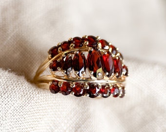 Vintage Garnet Gemstone Ring in 10k Gold, Antique Jewelry from the 1970s - Timeless, Sustainable, @JewelryOnRepeat