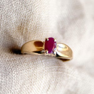 Vintage Ruby Solitaire Gemstone Ring in 14k Gold, Antique Jewelry from the 1990s - Timeless, Sustainable, @JewelryOnRepeat