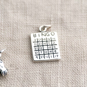Colgante de tarjeta BINGO en plata de ley maciza, dijes de joyería fina con temática de juegos - Atemporal, Sostenible, @JewelryOnRepeat
