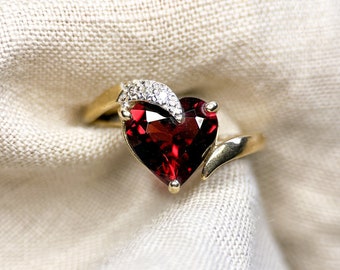 Vintage Heart Garnet Gemstone Ring in 14k Gold, Retro Jewelry from the 1990s - Timeless, Sustainable, @JewelryOnRepeat