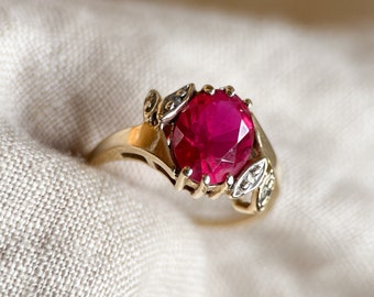Vintage Ruby Oval Cut Floral Gemstone Ring in 10k Gold, Antique Jewelry from the 1970s - Timeless, Sustainable, @JewelryOnRepeat