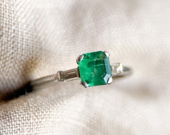 Vintage Emerald and Diamond Gemstone Ring in Platinum, Art Deco Jewelry from the 1960s - Timeless, Sustainable, @JewelryOnRepeat
