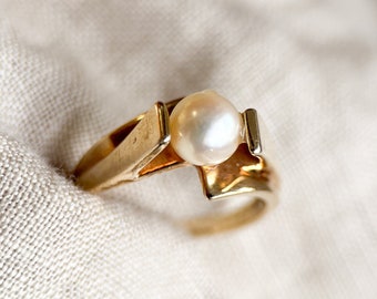 Vintage Pearl Ring in 10k Gold, Antique Jewelry from the 1940s - Timeless, Sustainable, @JewelryOnRepeat