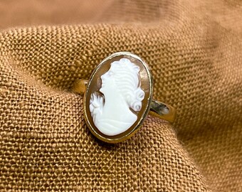 Vintage Cameo Gemstone Ring in 14k Gold, Vintage Jewelry from the 1930s - Timeless, Sustainable, @JewelryOnRepeat