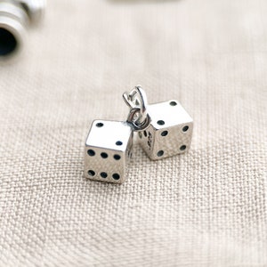 Tärningshänge i sterlingsilver, minimalistiska smycken med speltema, present till henne