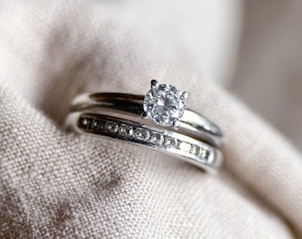 Set da sposa vintage con solitario di diamanti e fascia con set di canali in platino, gioielli retrò degli anni '90 - Senza tempo, sostenibile, @JewelryOnRepeat