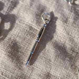 Colgante con dije de pluma estilográfica de plata de ley, joyería minimalista con temática de escritura, regalo para ella.