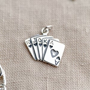Ciondolo con carte da gioco in argento sterling massiccio, ciondoli di alta gioielleria a tema gioco della scala reale - Senza tempo, sostenibile, @JewelryOnRepeat