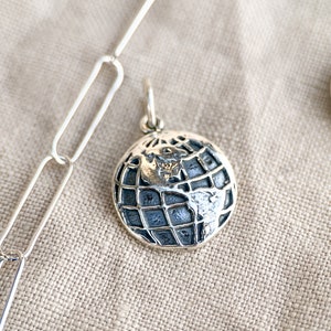 Pendentif globe en argent sterling massif, breloques de joaillerie sur le thème du voyage et de l'aventure - intemporel, durable, @JewelryOnRepeat