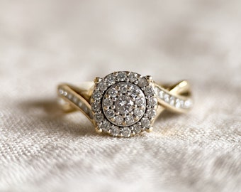 Anillo de compromiso vintage con halo de diamantes en oro de 10 k, joyería retro de la década de 1990: atemporal, sostenible, @JewelryOnRepeat