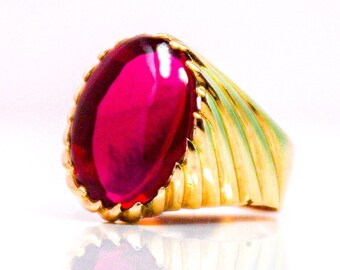 Vintage Ruby Cabochon Gemstone Ring in 18k Gold, Antique Jewelry from the 1970s - Timeless, Sustainable, @JewelryOnRepeat