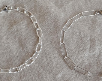 Pulsera de cadena en plata de ley, pulsera con dije de eslabones gruesos o pulsera minimalista con dije de clip.