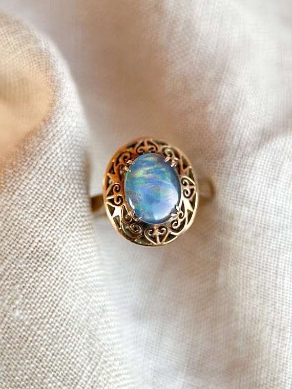Vintage 1980s Opal Filigree Ring in 18k Gold - Timeless Sustainability • Vintage Fine Jewelry
