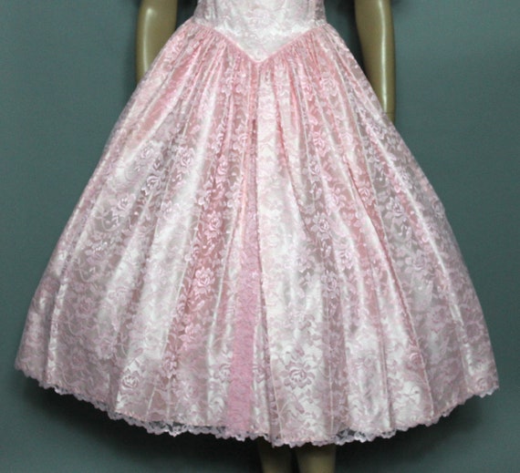 Vintage 1950s Dress - Pink Lace with Satin Lining… - image 4
