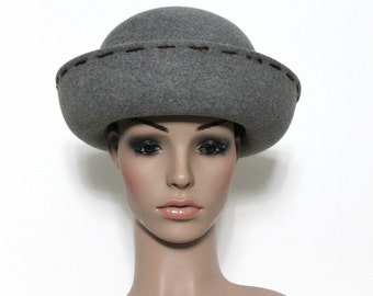 Vintage 1950s hat . Gray Felt Hat . Yarn Tassel . Designer Mr.John Jr.  Charming