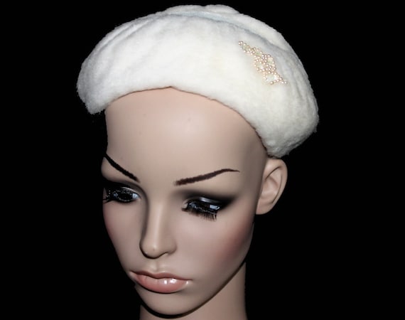 Vintage 1960s White Faux Headband with Pearls Iri… - image 1