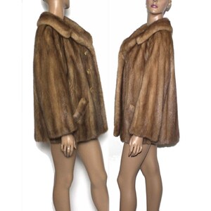 Peut inclure: Un manteau en fourrure marron avec un col et une fermeture &agrave; boutons. Le manteau est fait d'une fourrure douce et luxueuse et a un style classique et &eacute;l&eacute;gant.