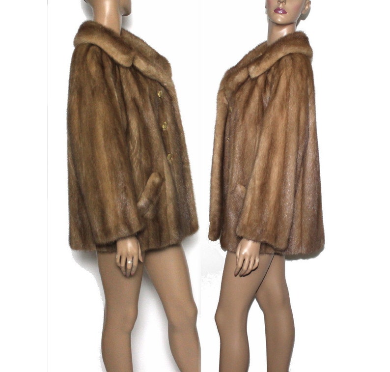 Peut inclure: Un manteau en fourrure marron avec un col et une fermeture &agrave; boutons. Le manteau est fait d'une fourrure douce et luxueuse et a un style classique et &eacute;l&eacute;gant.