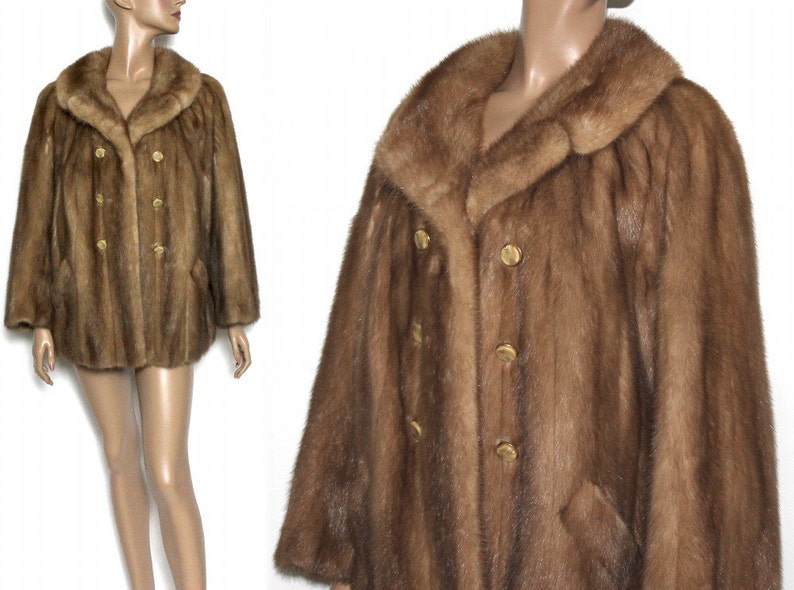 Peut inclure: Un manteau en fourrure marron &agrave; double boutonnage et un grand col. Le manteau a des boutons dor&eacute;s.