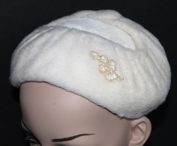 Vintage 1960s White Faux Headband with Pearls Iri… - image 4