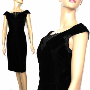 Vintage 1950s Dress// Black Velvet//Cocktail Dress /Party Dress/Wiggle/Hourglass Dress// Floral Pattern