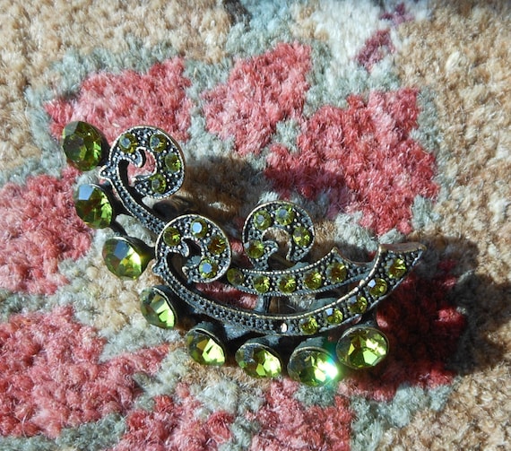 Spectacular chartreuse rhinestone brooch - image 1