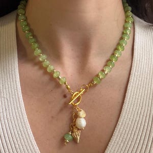 Grönt pärlhalsband med pärl- och snäckberlocker, Guldfärgat växelhalsband, Kustsmycken, Strandhalsband, Handgjort halsband