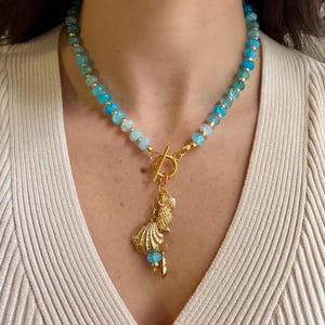 Blått pärlhalsband med snäckberlocker, Guldfärgat växelhalsband, Kustsmycken, Strandhalsband, Handgjort berlockhalsband