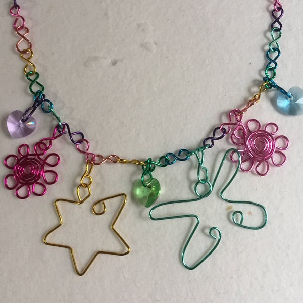 PETIT fil enroulé collier de charme arc en ciel, choisissez un collier de charme, bijoux pour enfants, cadeau personnalisé