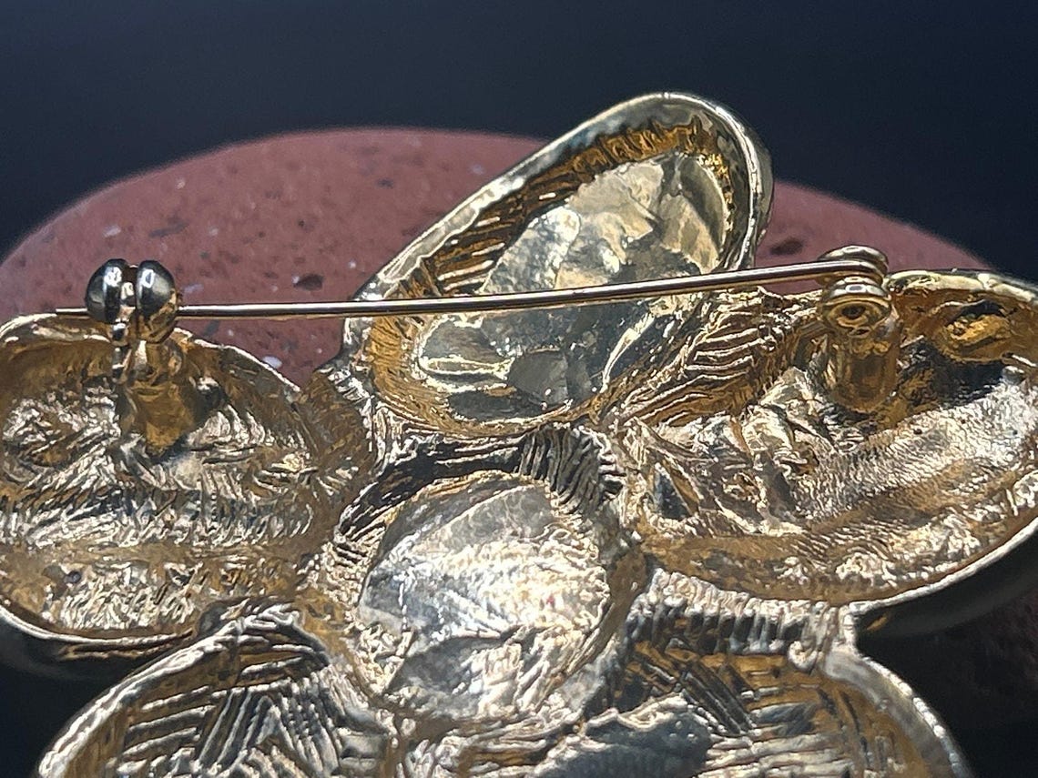 Vintage 80s Gold Tone Flower Brooch Faux Pearl Rhinestone Floral Pin 2.5 x 2.5", photo 10 of 10