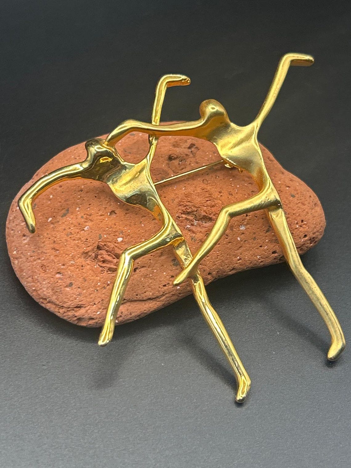 Vintage Modernist Dancing Couple Gold Tone Brooch Matte Polished Pin 3x3", photo 2 of 7