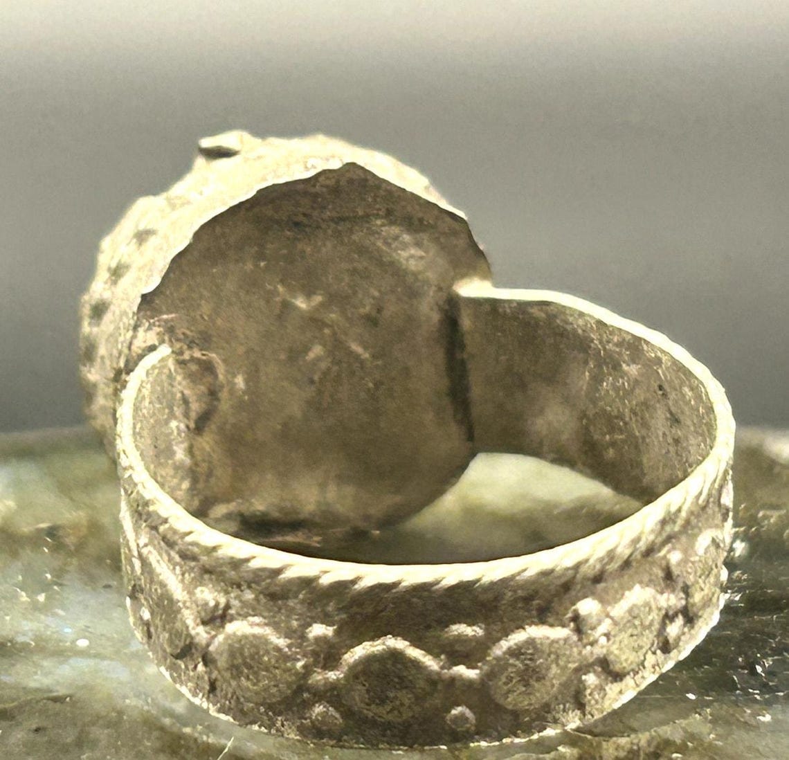 Vintage Afghan Kuchi Tribal Ring Brass Pink Faceted Glass Stone Size 6 Boho, photo 4 of 6