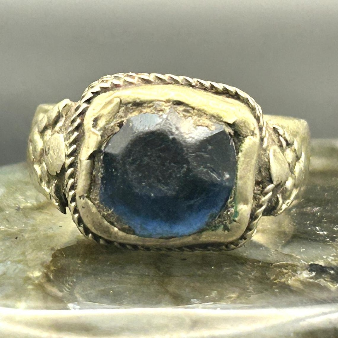 Vintage Afghan Kuchi Tribal Ring Brass Cobalt Blue Faceted Glass Size 8 Boho, photo 2 of 9