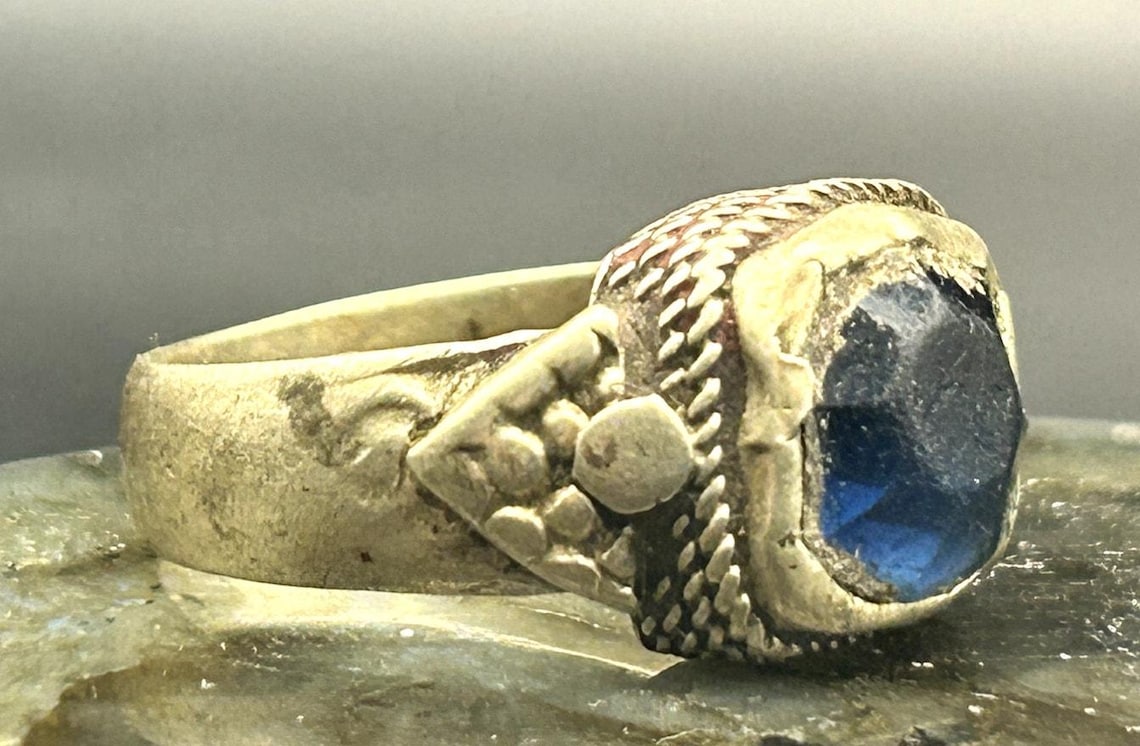 Vintage Afghan Kuchi Tribal Ring Brass Cobalt Blue Faceted Glass Size 8 Boho, photo 9 of 9