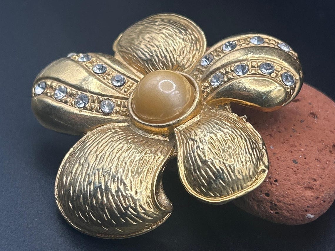 Vintage 80s Gold Tone Flower Brooch Faux Pearl Rhinestone Floral Pin 2.5 x 2.5", photo 3 of 10