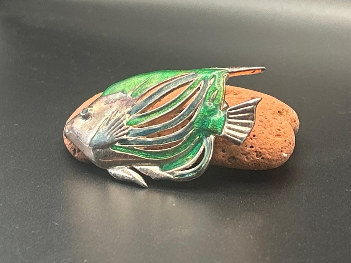 Vintage Gold Tone Green Enamel Tropical Fish Brooch Red Rhinestone Eye 2.5x1.5", photo 3 of 6