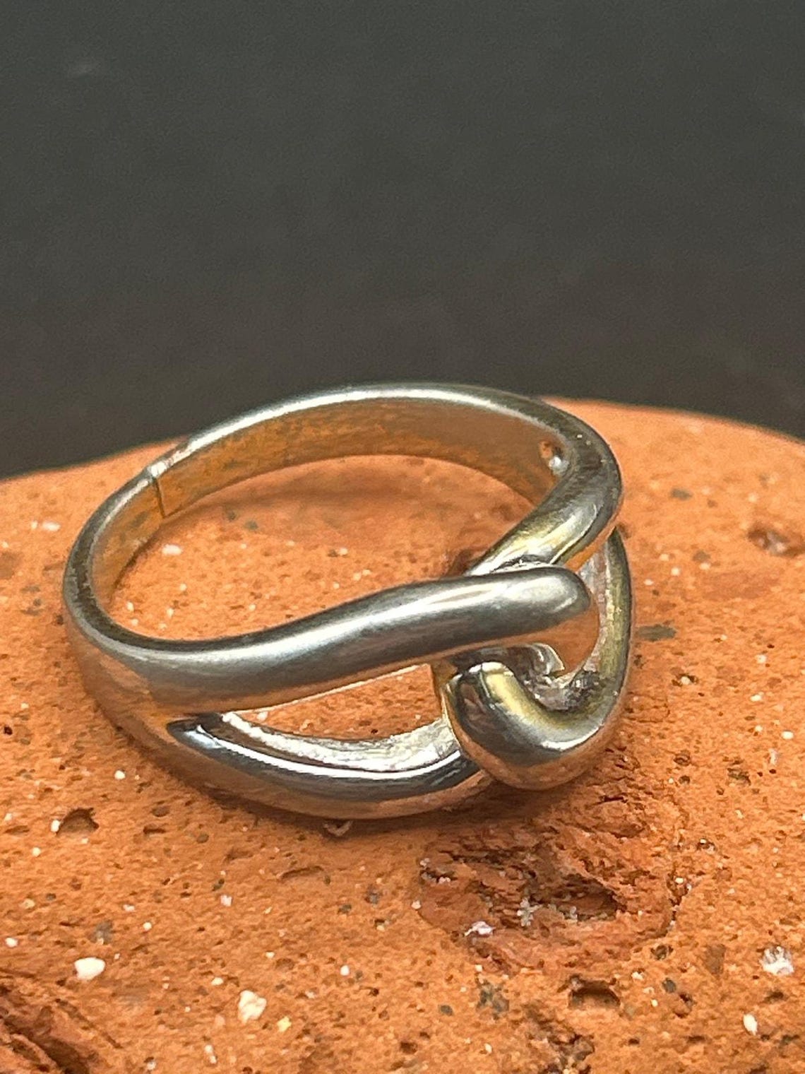 Vintage 90s Silver Tone Knot Ring Size 10 Love Knot Statement Band Minimalist, photo 5 of 6
