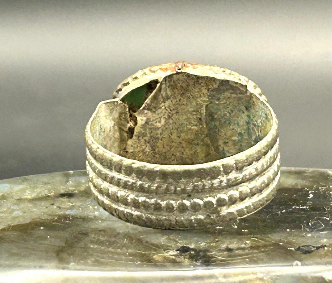 Vintage Afghan Kuchi Tribal Ring Brass Green Glass Size 6 Ribbed Band Boho, photo 6 of 8