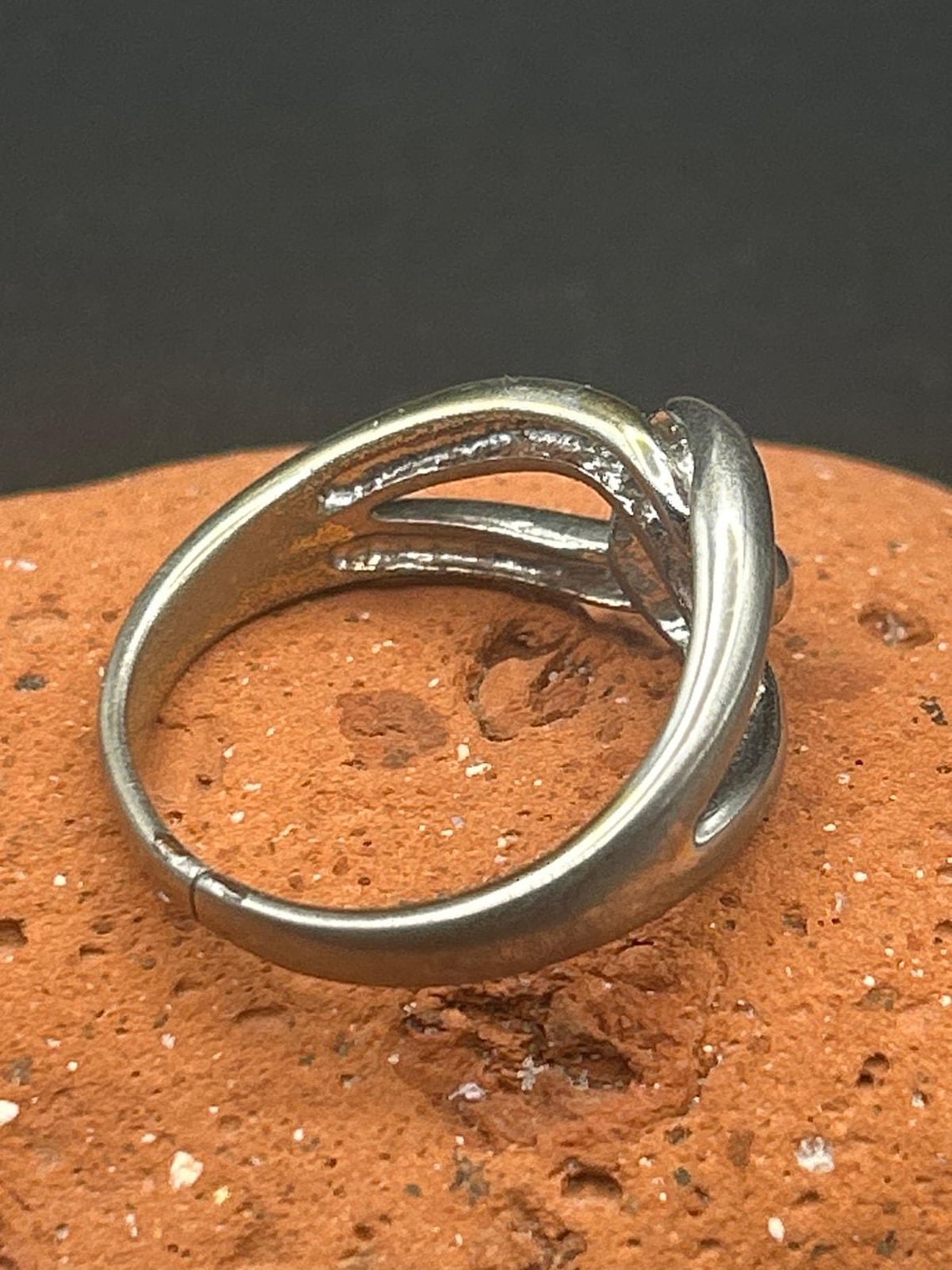 Vintage 90s Silver Tone Knot Ring Size 10 Love Knot Statement Band Minimalist, photo 4 of 6