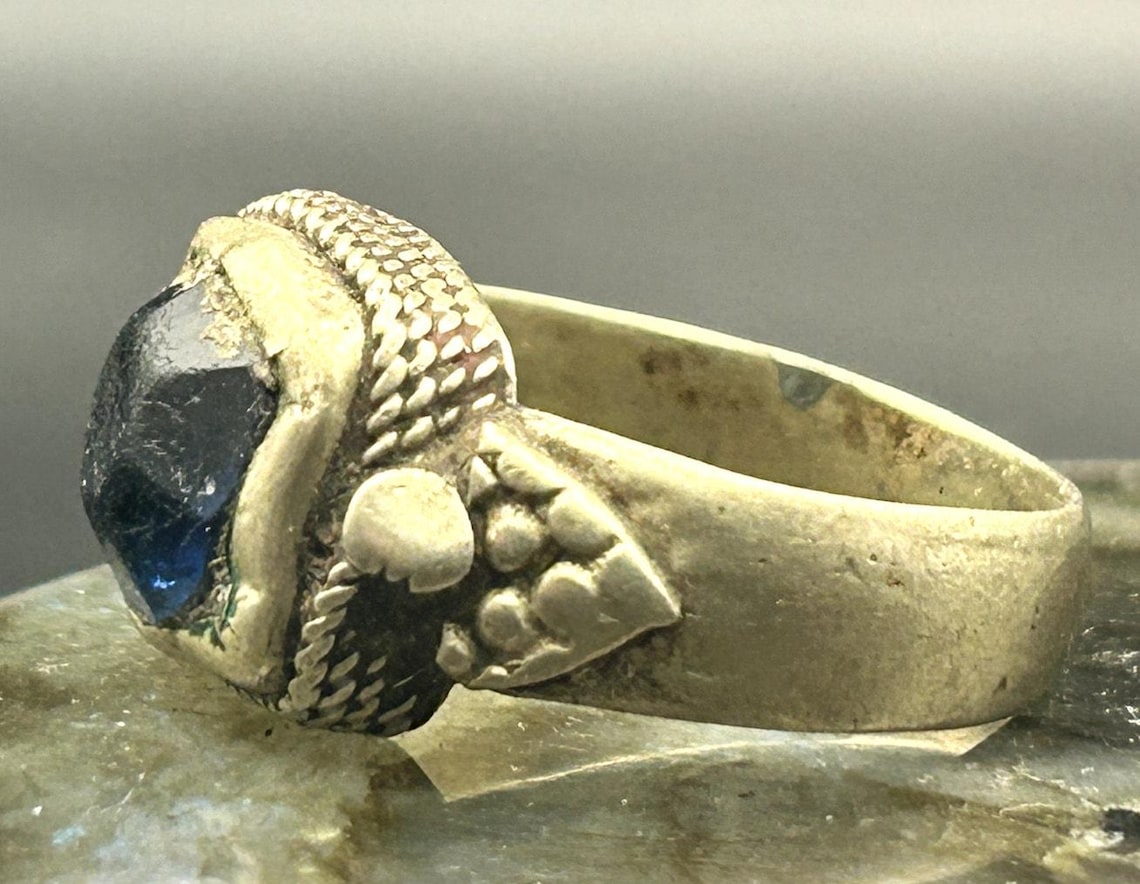 Vintage Afghan Kuchi Tribal Ring Brass Cobalt Blue Faceted Glass Size 8 Boho, photo 3 of 9